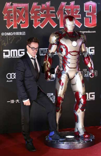 Robert Downey Jr., leading actor of the Hollywood superhero movie Iron Man 3, poses for photos with an Iron Man figure during a promotional event of the movie at the Imperial Ancestral Temple in Beijing, capital of China, April 6, 2013. The movie Iron Man 3 is planned to release on the Chinese mainland in May. (Xinhua)