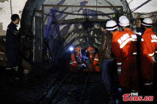 A rescued miner is carried out of the Yunda coal mine in Weng'an County of Qiannan, southwest China's Guizhou Province, April 8, 2013. Three miners were lifted to ground Monday after being trapped for 56 hours in the flooded colliery pit. [CNS/Zhang Yuan]