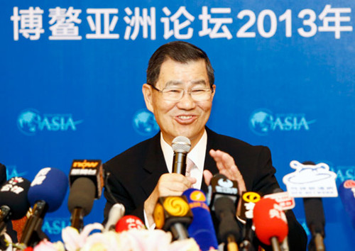 Vincent C. Siew, chairman of the Cross-Straits Common Market Foundation in Taipei, talks at a news briefing about his meeting with President Xi Jinping in Boao, Hainan province, on Monday. ZHANG HAO / CHINA NEWS SERVICE