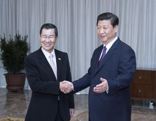 Chinese President Xi Jinping (R) shakes hands with Vincent C. Siew, honorary chairman of the Taiwan-based Cross-Straits Common Market Foundation, in Boao, south China's Hainan Province, April 8, 2013. (Xinhua/Wang Ye) 
