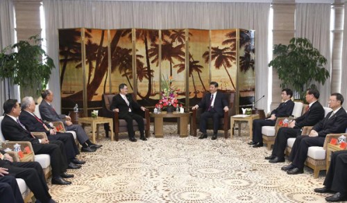 Chinese President Xi Jinping (4th R) meets with a delegation headed by Vincent C. Siew (rear L), honorary chairman of the Taiwan-based Cross-Straits Common Market Foundation, in Boao, south China's Hainan Province, April 8, 2013. (Xinhua/Pang Xinglei)