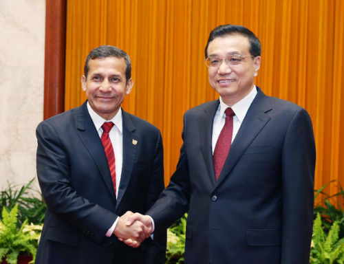 Chinese Premier Li Keqiang (R) meets with Peruvian President Ollanta Humala Tasso in Beijing, capital of China, April 8, 2013. (Xinhua/Yao Dawei)