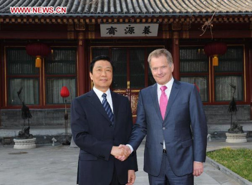 Chinese Vice President Li Yuanchao (L) shakes hands with Finnish President Sauli Niinisto during their meeting in Beijing, capital of China, April 9, 2013. (Xinhua/Rao Aimin)