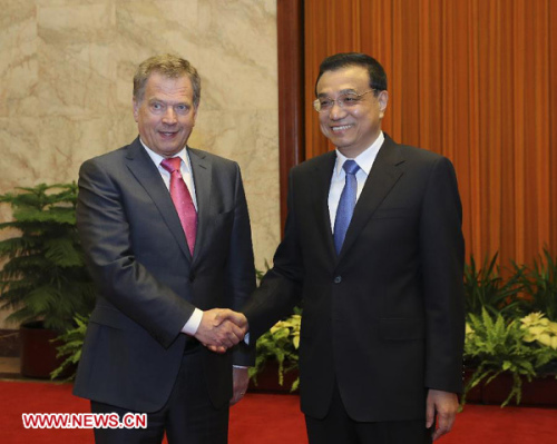 Chinese Premier Li Keqiang (R) shakes hands with Finnish President Sauli Niinisto in Beijing, capital of China, April 9, 2013. (Xinhua/Ding Lin)