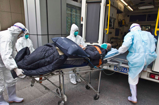 A 64-year-old man confirmed with H7N9 bird flu is transferred between hospitals in Hangzhou, Zhejiang province, on Wednesday. WEI ZHIYANG / FOR CHINA DAILY
