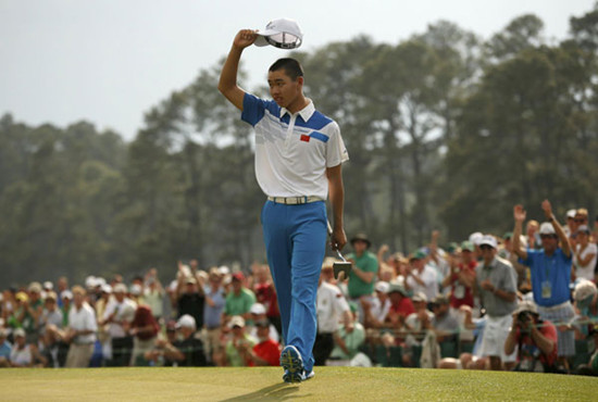 Fourteen-year-old amateur Guan Tianlang of China celebrates sinking a birdie putt on the 18th green during first round play in the 2013 Masters golf tournament at the Augusta National Golf Club in Augusta, Georgia, April 11, 2013.  [Photo/Agencies]