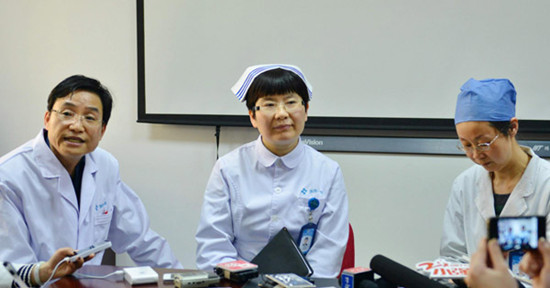 Doctors treating H7N9 patients at the First Affiliated Hospital of Zhejiang University's School of Medicine answer questions at a press briefing. [Photo/Xinhua]