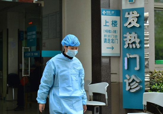 A patient was moved to the general ward after being tested at the fever clinic of the First Affiliated Hospital of Zhejiang University's School of Medicine. [Photo/Xinhua]