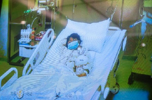 Photo taken on April 13, 2013 shows a screen showing a seven-year-old girl, who was infected with the H7N9 strain of bird flu, receiving medical treatment in the Beijing Ditan Hospital, during a press conference held by the hospital in Beijing, capital of China. This was the first such case in the Chinese capital. The child is in stable condition. Two people who have had close contact with the child have not shown any flu symptoms, and the girl's parents were engaged in live poultry trading in a township of Shunyi District in Beijing's northeastern suburbs. (Xinhua/Zhang Yu)