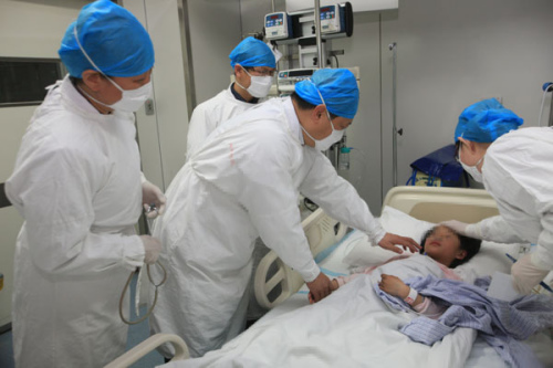 Doctors give medical treatment to a seven-year-old girl infected with the H7N9 strain of bird flu at the Beijing Ditan Hospital in Beijing, April 12, 2013. [Photo/Xinhua]