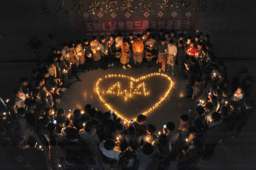 A candle vigil is held at a school in Binzhou, East China's Shandong province, April 14.[Photo/Xinhua] 