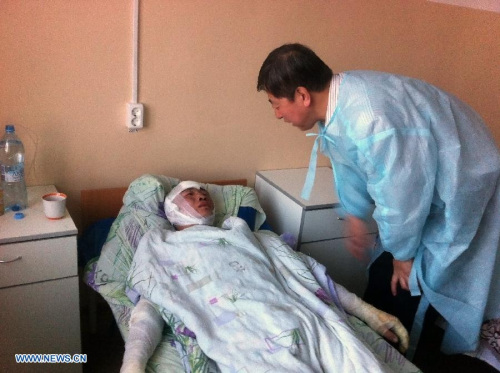 Chinese Consul General in Irkutsk Guo Zhijun (R) visits an injured Chinese worker at a hospital in Zima, Russia, April 14, 2013. Four Chinese workers were killed and five others injured Sunday in a fire that engulfed a wood factory in Russia's Far Eastern city of Zima. One worker is still missing, said Chinese Consul General in Irkutsk Guo Zhijun. (Xinhua/Zhang Xiang) 
