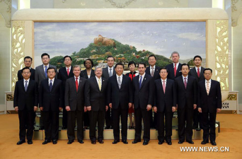 Chinese President Xi Jinping (front, C) poses for a group photo with Chinese and U.S. governors at the the second China-U.S. governors' forum in Beijing, capital of China, April 15, 2013. (Xinhua/Lan Hongguang)