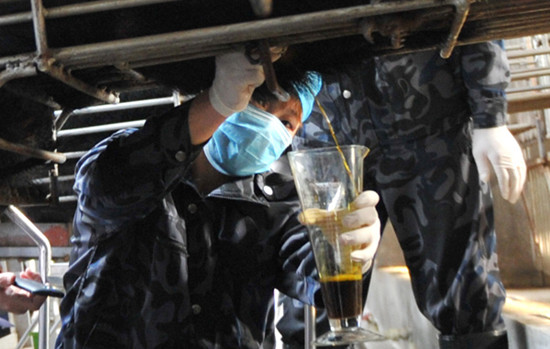A Gui Zhen Tang worker extracts bear bile in Hui'an county, Fujian province, Feb 22, 2012. [Photo provided for China Daily]