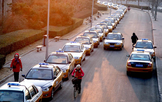 Many taxis are parked near Binhe Road in Beijing's Deshengmen area. Han Haidan / For China Daily