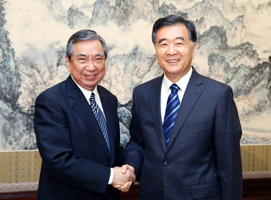 Vice-Premier Wang Yang (right) poses with Yohei Kono, president of the Japanese Association for the Promotion of International Trade, during their meeting in Beijing on Wednesday. [Photo/Xinhua]