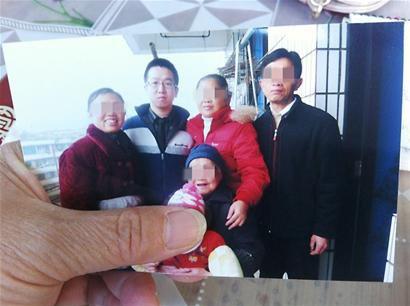 Huang Yang(L2) and his family.