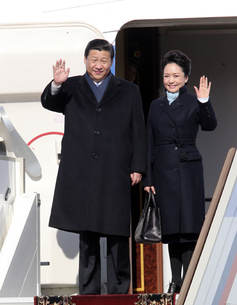 Chinese President Xi Jinping (L) and his wife Peng Liyuan wave upon their arrival in Moscow, capital of Russia, March 22, 2013. [Photo/Xinhua]