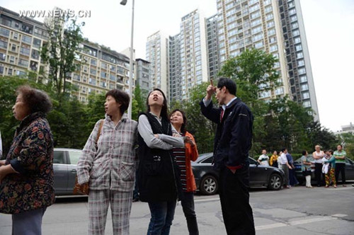 Citizens gather outside their apartments to avoid aftershocks of the earthquake in Chengdu, capital of southwest China's Sichuan Province, April 20, 2013. A 7.0-magnitude earthquake hit Lushan County of Sichuan Province at 8:02 a.m. Beijing Time (0002 GMT) on Saturday, according to the CENC. 