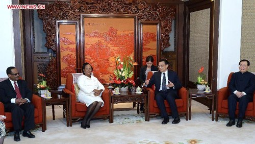 Chinese Premier Li Keqiang (2nd R) meets with Naomi Seboni (2nd L), president of the International Planned Parenthood Federation (IPPF), and Tewodros Melesse (1st L), director-general of IPPF, in Beijing, capital of China, April 18, 2013. (Xinhua/Liu Jiansheng)