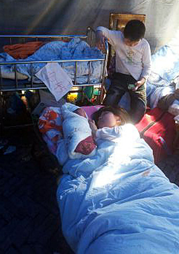 A mother looks at her baby at a makeshift tent set up at the People's Hospital of Ya'an, Sichuan province which was struck by a 7.0-magnitude earthquake Saturday morning. Both the mother and the baby are in good health. [Photo/Xinhua]A mother looks at her baby at a makeshift tent set up at the People's Hospital of Ya'an, Sichuan province which was struck by a 7.0-magnitude earthquake Saturday morning. Both the mother and the baby are in good health. [Photo/Xinhua]