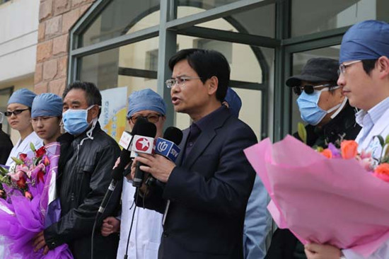 Three H7N9 bird flu patients, with face masks, attend a ceremony as they are discharged from the Shanghai Public Health Clinical Center on Sunday. The center still has 12 patients with the H7N9 infection. Yang Lei / For China Daily  