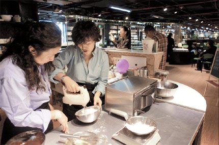  Staff at Jifeng's new store at Shanghai Library Metro Station prepare coffee.