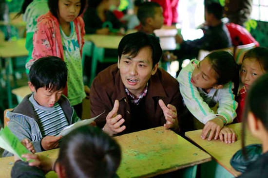 Liu Zhengkui, a senior researcher from the Institute of Psychology under the Chinese Academy of Sciences, gives counseling to 13-year-old Liu Qi on Tuesday in a tent on the playground of Longxing Primary School in Lushan county, Sichuan province. FENG YONGBIN / CHINA DAILY  