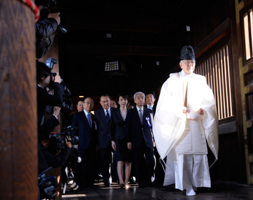 A group of 168 Japanese lawmakers leave after visiting the Yasukuni Shrine on Tuesday, which honors Japan's convicted war criminals during World War II. It also marked the first time that the number of lawmakers visiting the shrine has exceeded 100 since October 2005. [Photo/Xinhua]