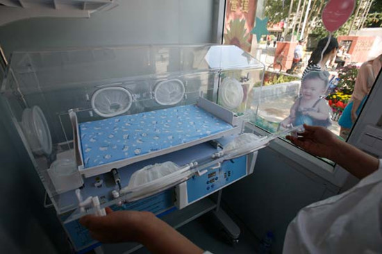 A safe haven station for abandoned babies in Shijiazhuang, the capital of Hebei province. The air-conditioned room features an incubator and a cradle and provides a safe alternative to child abandonment in dangerous public areas. Provided to China Daily 