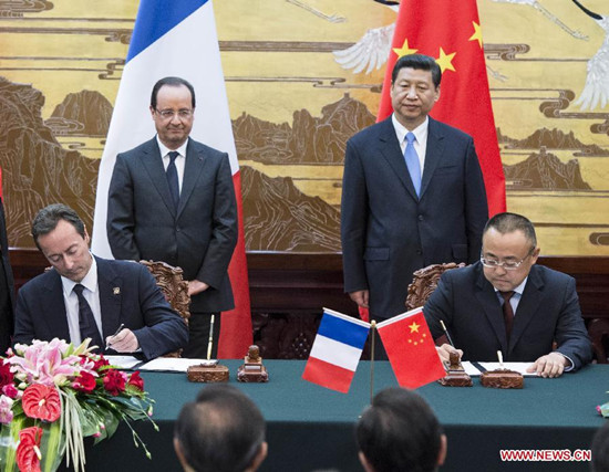 Chinese President Xi Jinping (R, back) and French President Francois Hollande (L, back) witness the signing of agreement documents on cooperation between the two countries and enterprises from both sides, in Beijing, capital of China, April 25, 2013. (Xinhua/Wang Ye) 