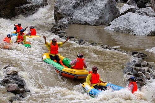Tourists enjoy whitewater rafting at Chaotianhou in Xingshan county, Hubei province, on Tuesday. The stretch of river is 5 km long and descends 100 meters from start to finish. Wen Zhenxiao / For China Daily