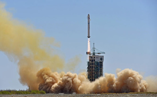 The Long-March 2D rocket carrying the Gaofen-1 satellite C an observation satellite developed by China to provide high-resolution pictures C blasts off from the Jiuquan Satellite Launch Center in Northwest China's Gansu province, on April 26, 2013. The rocket also carried three other satellites developed by Ecuador, Argentina and Turkey. [Photo/Xinhua]