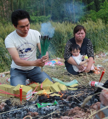 Shu Wei, his wife Yang Xiaoli and younger daughter mourn the familys 5-year-old elder daughter who was killed in last Saturdays earthquake in Lushan county, Sichuan province. CUI MENG / CHINA DAILY