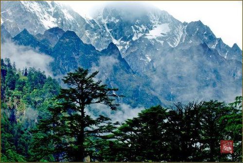 As the May Day holiday approaches, Sichuan scenic spots are getting ready for the tourist crush.