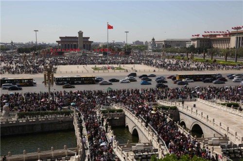 Tourists visit the Tiananmen Square in Beijing, April 30, 2013. Tourism boosted in Beijing during the three-day public holidays for the International Workers' Day which falls on May 1 every year.  [Photo/Asianewsphoto]