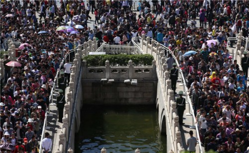 Tourists visit the Tiananmen Square in Beijing, April 30, 2013. [Photo/Asianewsphoto]