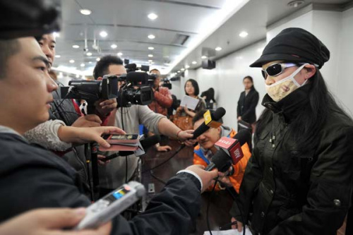 Reporters interview Xiao Fang at a Beijing court in March after she took the online dating website Baihe to court after a man who claimed to be the chairman of a listed company she met through the site turned out to be a married man from the countryside. Before she found out the man was a swindler, she had given birth to his child and given him around 100,000 yuan ($15,800). Photo / Xinhua  
