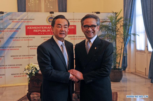 Chinese Foreign Minister Wang Yi (L) shakes hands with his Indonesian counterpart Marty Natalegawa prior to their meeting in Jarkata, Indonesia, May 2, 2013. (Xinhua/Jiang Fan) 
