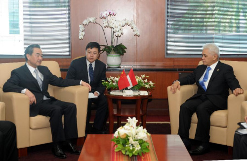 Chinese Foreign Minister Wang Yi (L) meets with Indonesian Coordinating Minister for Economy Hatta Rajasa (R) in Jarkata, Indonesia, May 2, 2013. (Xinhua/Jiang Fan)