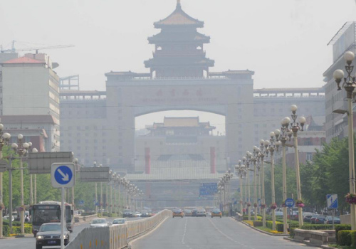Photo taken on May 6, 2013 shows the smog-shrouded Beijing West Railway Station in Beijing, capital of China. Air pollution monitors in Beijing showed that the density of PM2.5 in some areas hit 400 micrograms per cubic meter early on Monday, well above national and international standards. (Xinhua/Gong Lei) 