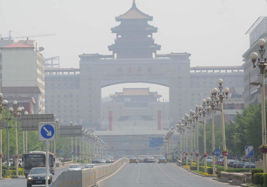 Photo taken on May 6, 2013 shows the smog-shrouded Beijing West Railway Station in Beijing, capital of China. [Photo/Xinhua]