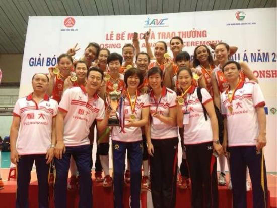 Members of the Guangdong Evergrande Women's Volleyball Club pose for a group photo after winning the AVC Club Volleyball Championship in Dac Lac, Vietnam, on May 5, 2013. [Photo/sports.sina.com]