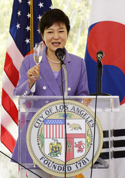 The Republic of Korea's President Park Geun-hye gives a champagne toast during a welcoming luncheon with California Governor Jerry Brown and Los Angeles Mayor Antonio Villaraigosa at Getty House in Los Angeles, California May 9, 2013. [Photo/Agencies]
