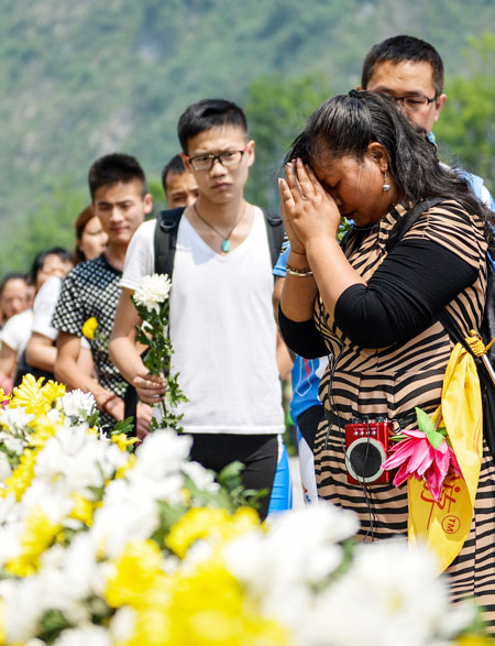 People pay tribute to victims of the 2008 earthquake in Yingxiu, Sichuan province, on Sunday, the fifth anniversary of the magnitude-8 earthquake in which more than 80,000 people were killed or missing. Photo by Bai Yu / Xinhua