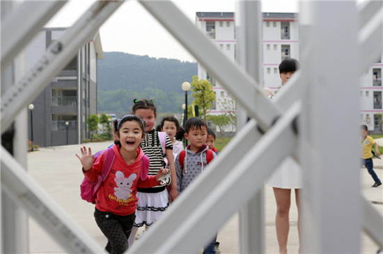 Students play at Weicheng primary school in Mianyang city, Sichuan province, which lost 135 students in an earthquake in 2008. [Photo by Feng Yongbin / China Daily]