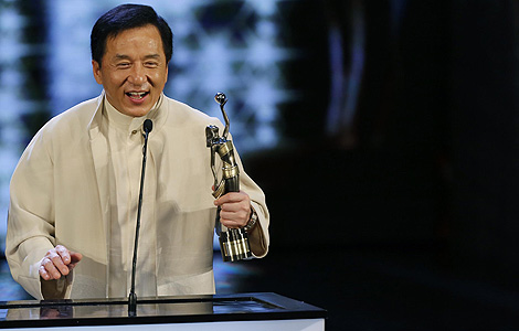 Hong Kong actor Jackie Chan celebrates after winning the Best Action Choreography award for his movie CZ12 at the Hong Kong Film Awards Presentation Ceremony April 13, 2013. [Photo/Agencies] 
