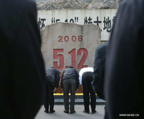 Residents mourn for victims who died in a massive earthquake five years ago in the old county seat of Beichuan, southwest China's Sichuan Province, May 12, 2013. A memorial event was held in Beichuan on Sunday to mark the fifth anniversary of the deadly earthquake which havoced Sichuan on May 12, 2008. (Xinhua/Wang Shen)