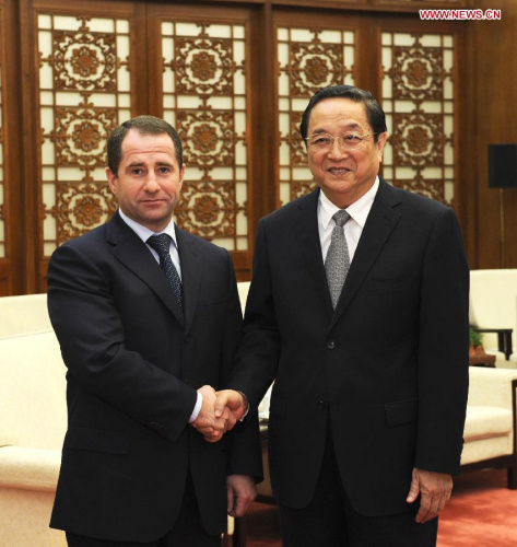 Yu Zhengsheng (R), chairman of the National Committee of the Chinese People's Political Consultative Conference (CPPCC), meets with Mikhail Babich, Russia's Presidential Plenipotentiary Envoy to the Volga Federal District, in Beijing, capital of China, May 13, 2013. (Xinhua/Rao Aimin)