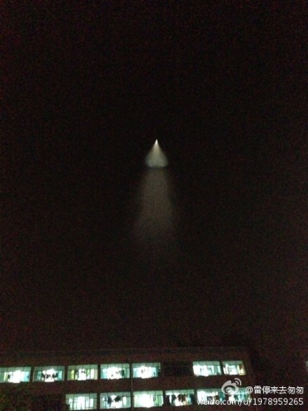 A sounding rocket flies up into the sky over Guiyang, capital of Southwest China's Guizhou province, May 13. [Photo uploaded by Weibo blogger Leitinglaiqucongcong]